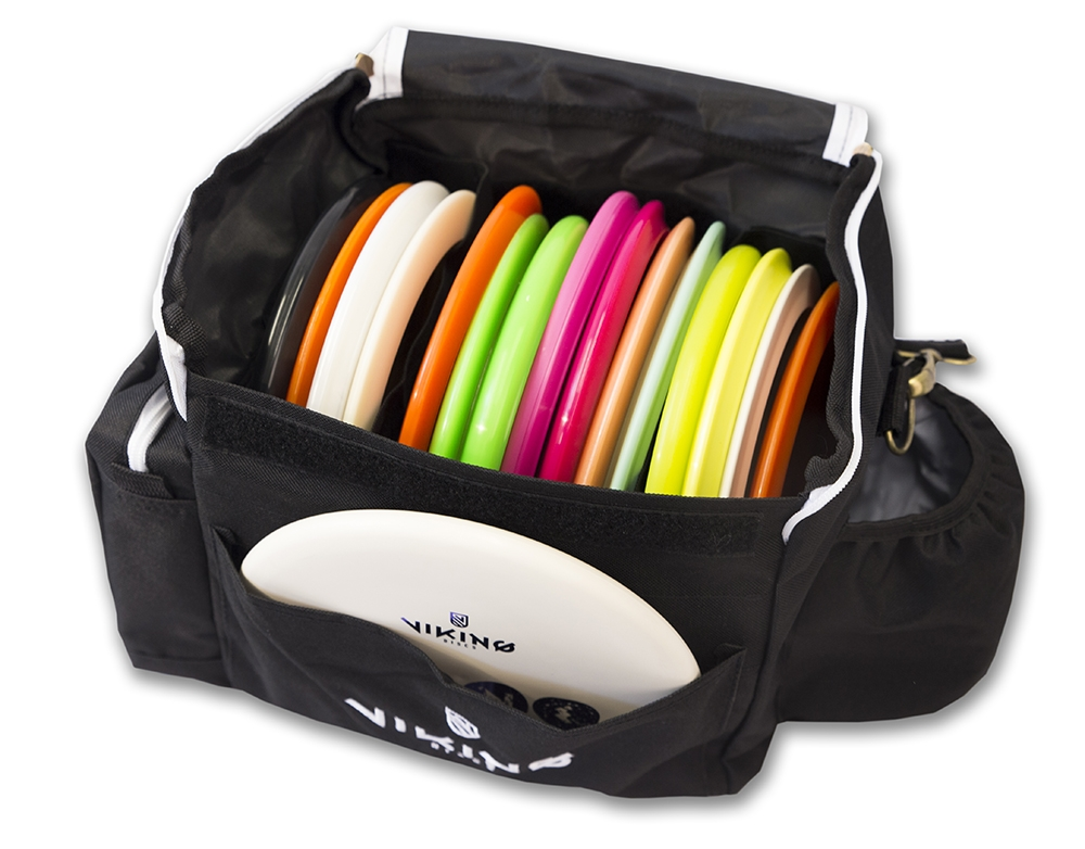 Schwarze Discgolf-Tasche mit vielen bunten Discs und einer weißen Disc vorne.