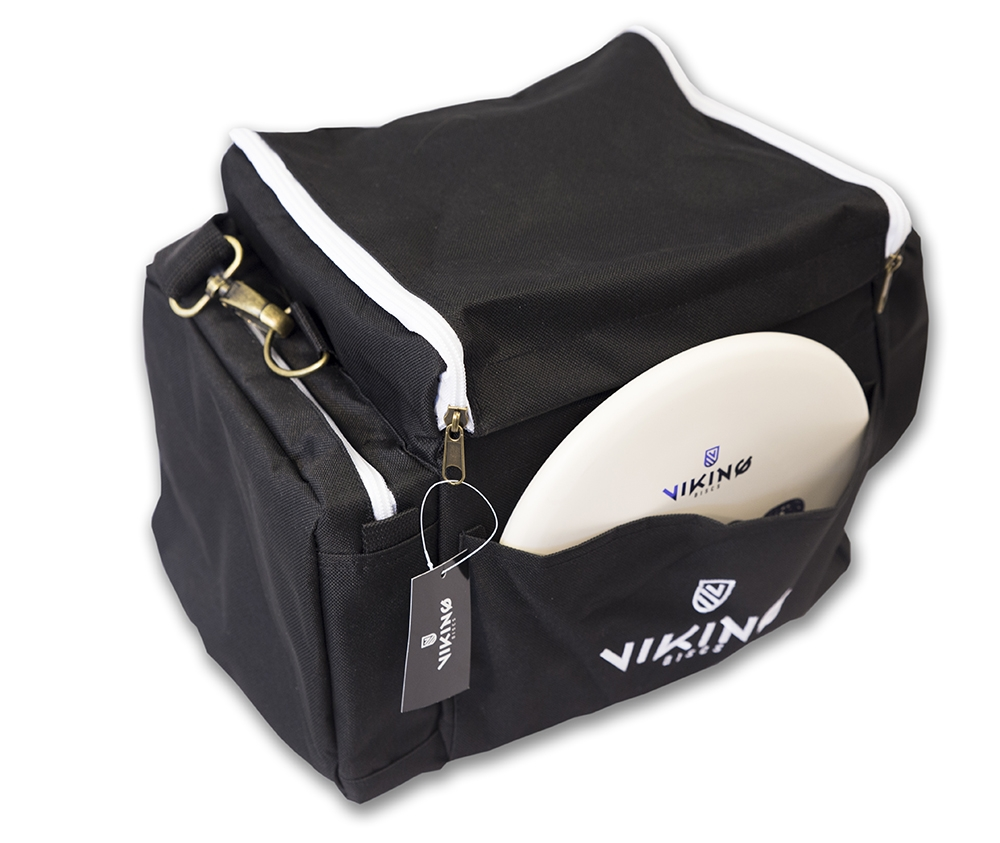 Schwarze Discgolf-Tasche mit weißem Rand, hält eine weiße Scheibe mit blauem Logo.