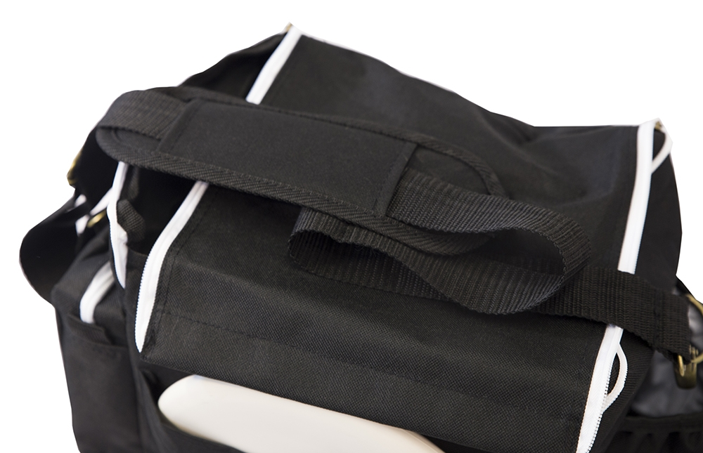 Nahaufnahme einer schwarzen Tasche mit weißen Akzenten und einem Schultergurt.