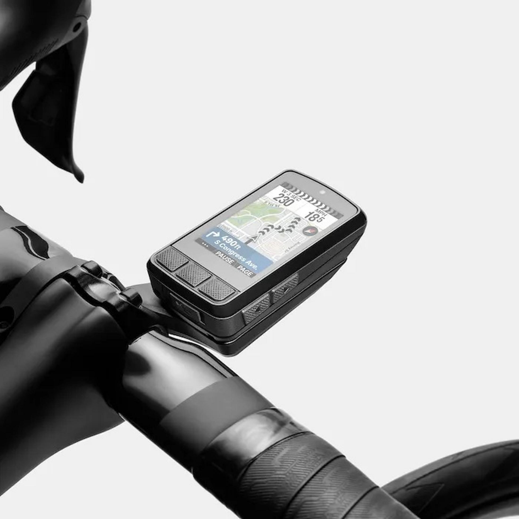 Ein Fahrradcomputer mit Navigationskarte und Fahrdaten auf einem Lenker.