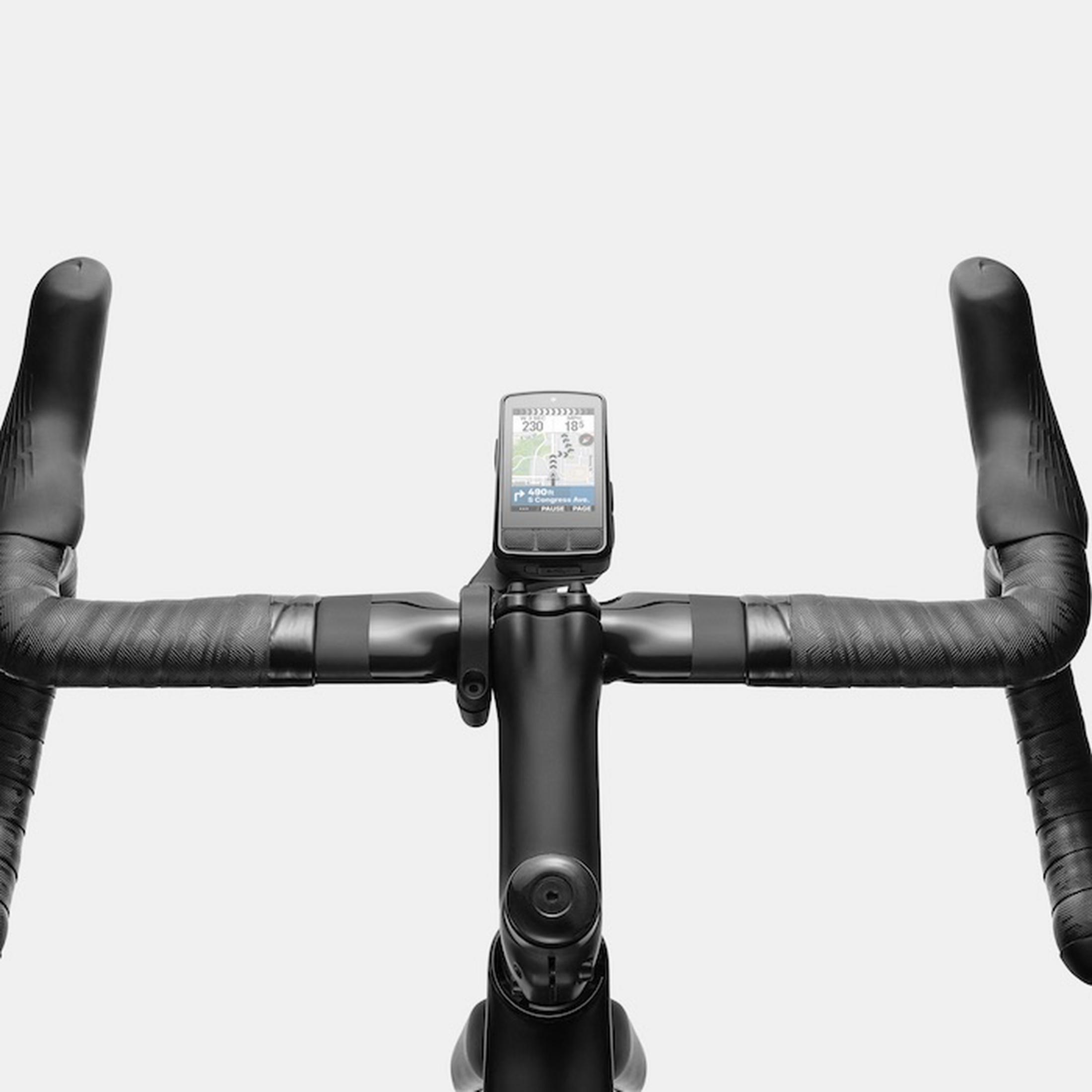 Nahaufnahme des Lenkers eines schwarzen Fahrrads mit GPS-Gerät.