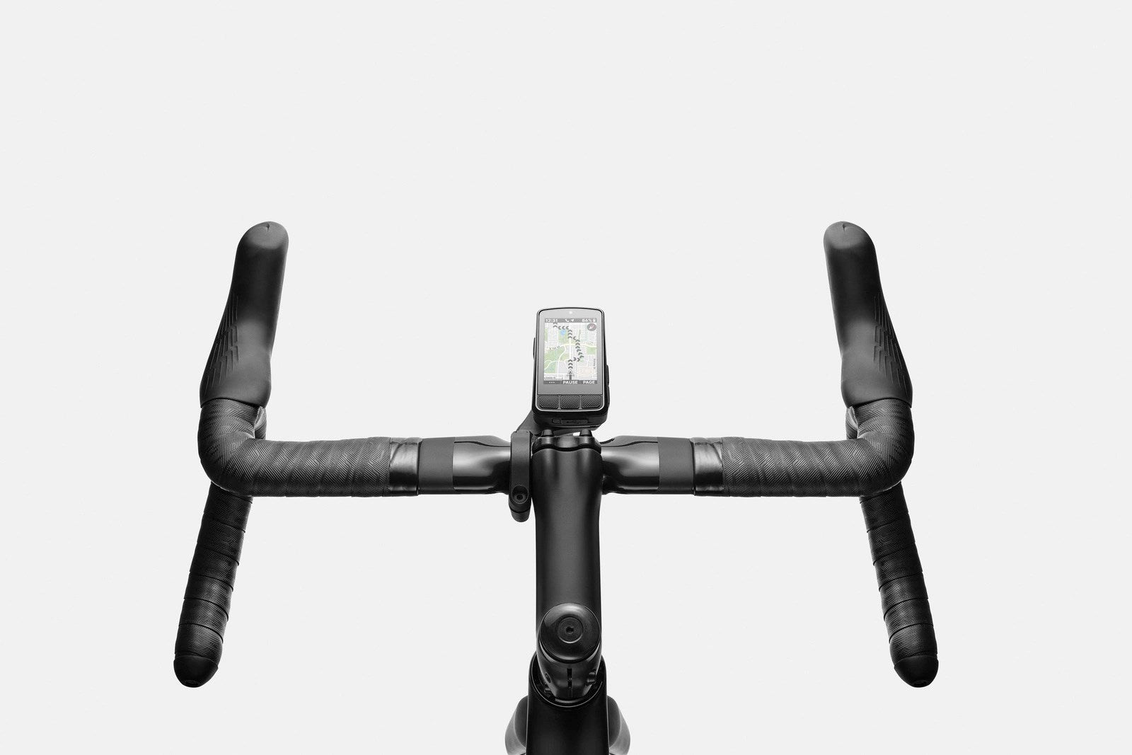 Schwarzer Fahrradlenker mit Navigationsgerät und weißem Hintergrund.