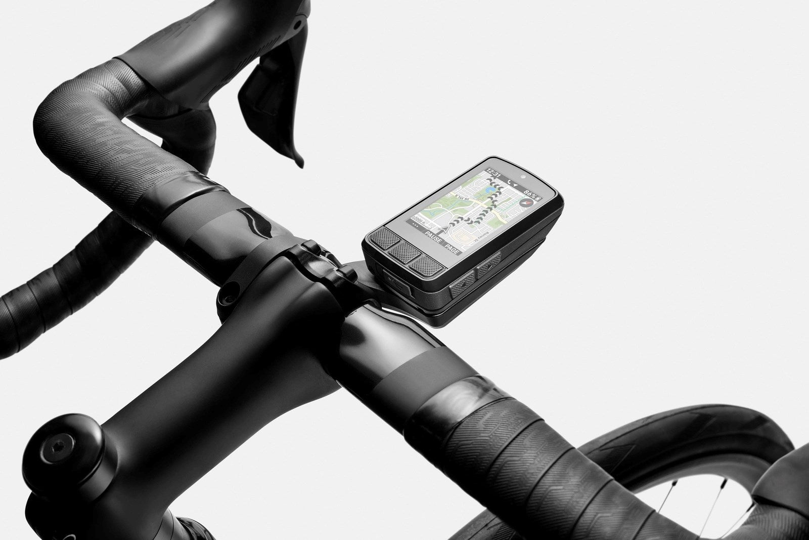 Schwarzer Fahrradcomputer mit Karte auf Lenkerhalterung. Zeigt Zeit, Akku und Route.