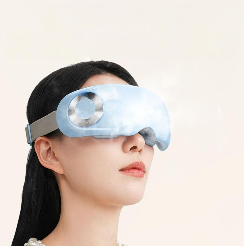 Eine Frau mit einer blauen Augenmaske, Dampf dringt aus der Maske.