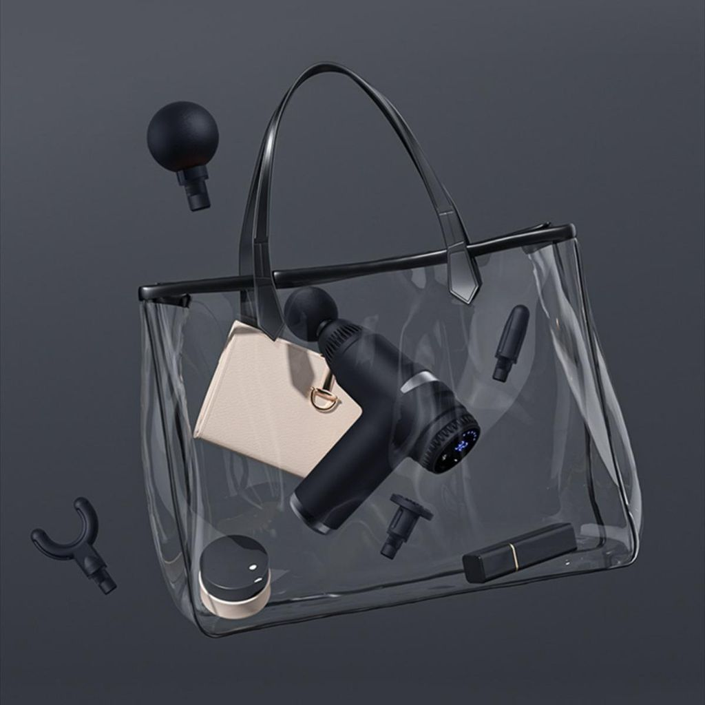 Eine transparente Tasche mit Massagepistole, Aufsätzen, Geldbörse und Lippenstift.