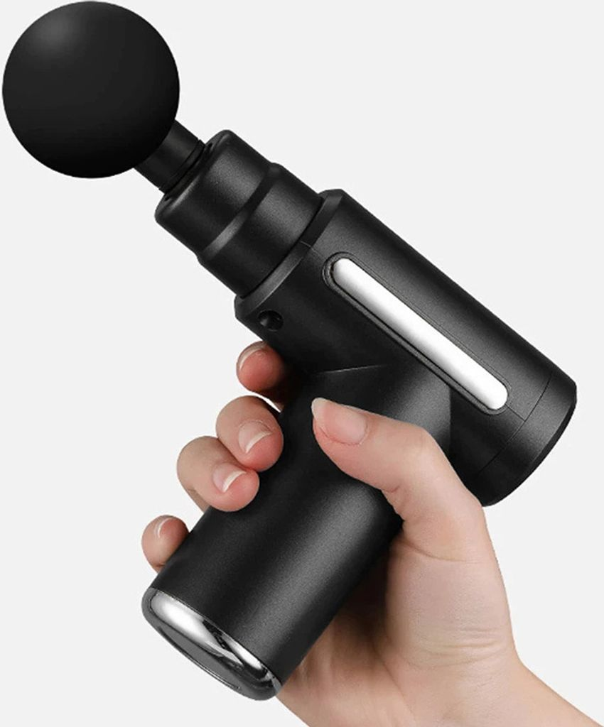 Eine Hand hält eine schwarze Massagepistole mit rundem Aufsatz auf grauem Hintergrund.