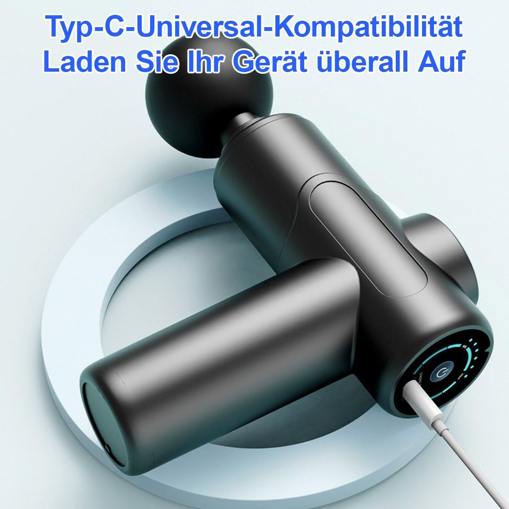 Schwarzer Massage-Gun mit Typ-C-Kabel wird geladen, auf weißem Podest.