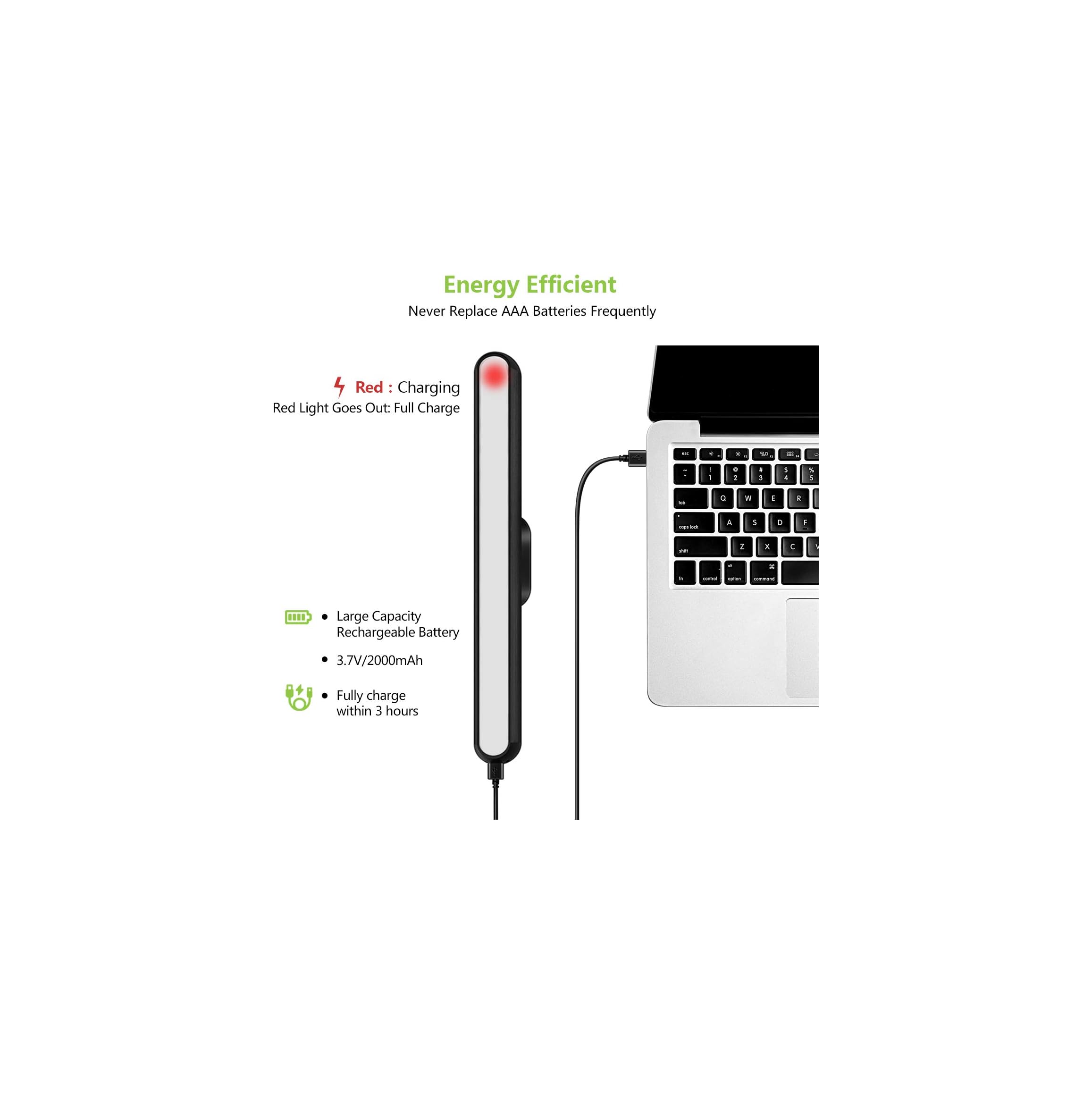 Ein Ladezubehör mit rotem Licht wird an einen Laptop angeschlossen.