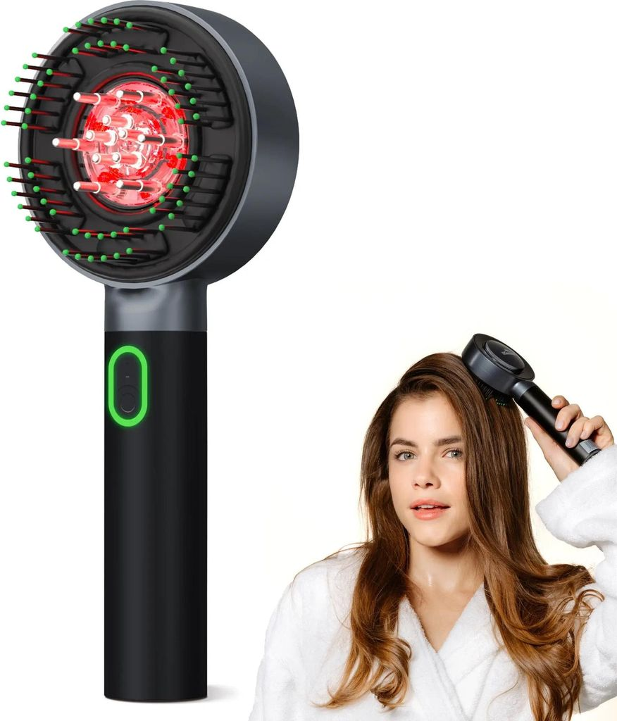 Frau mit langen braunen Haaren bürstet ihr Haar mit einem schwarzen Gerät mit roten Lichtern.