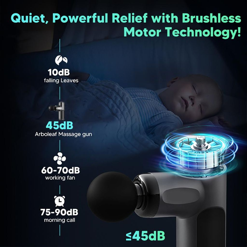 Ein Baby schläft, während eine Massagepistole mit leiser Motortechnologie gezeigt wird.
