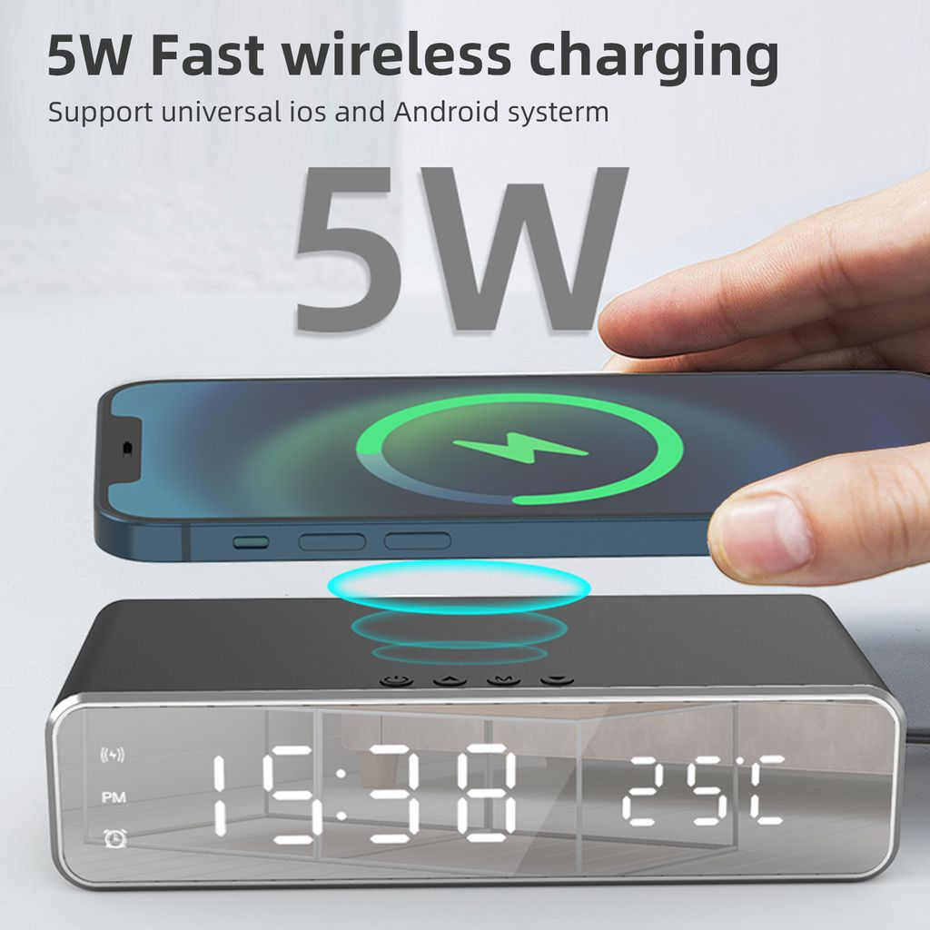 Ein Smartphone wird kabellos auf einer Ladestation mit digitaler Uhr und Temperaturanzeige geladen.