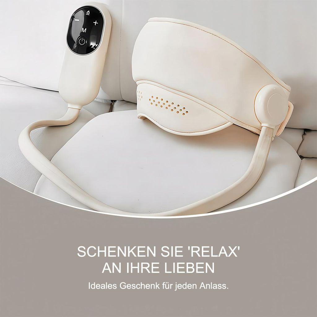 Ein cremefarbener Nackenmassagegerät mit Fernbedienung liegt auf einem weißen Sofa.