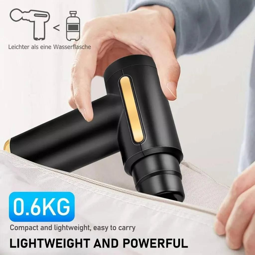 Eine schwarze, leichte Handheld-Pumpe wird in eine Tasche gelegt.