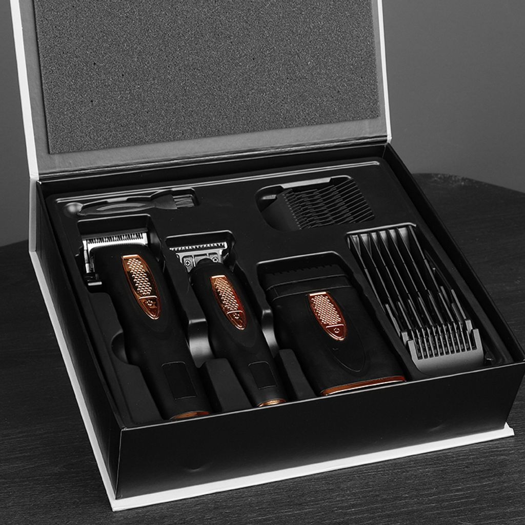 Ein schwarzes Pflege-Set mit goldenen Akzenten, mit Trimmern und Kämmen in einer Box.