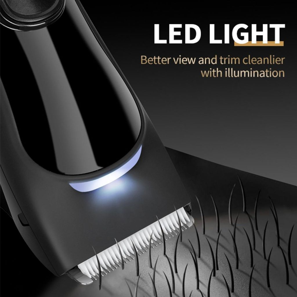 Nahaufnahme eines schwarzen Elektrorasierers mit LED-Licht, der dunkles Haar schneidet.