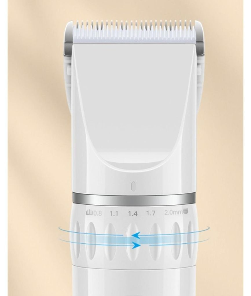 Nahaufnahme eines weißen Haarschneiders mit Längeneinstellungen von 0,8 bis 2,0 mm.