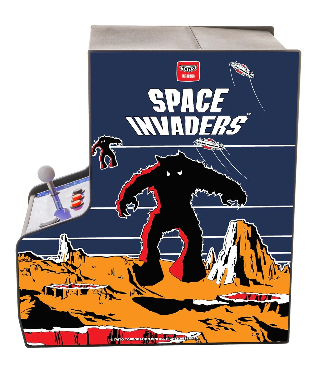Space Invaders Arcade: Riesiger schwarzer Monster auf orangefarbener Wüstenlandschaft