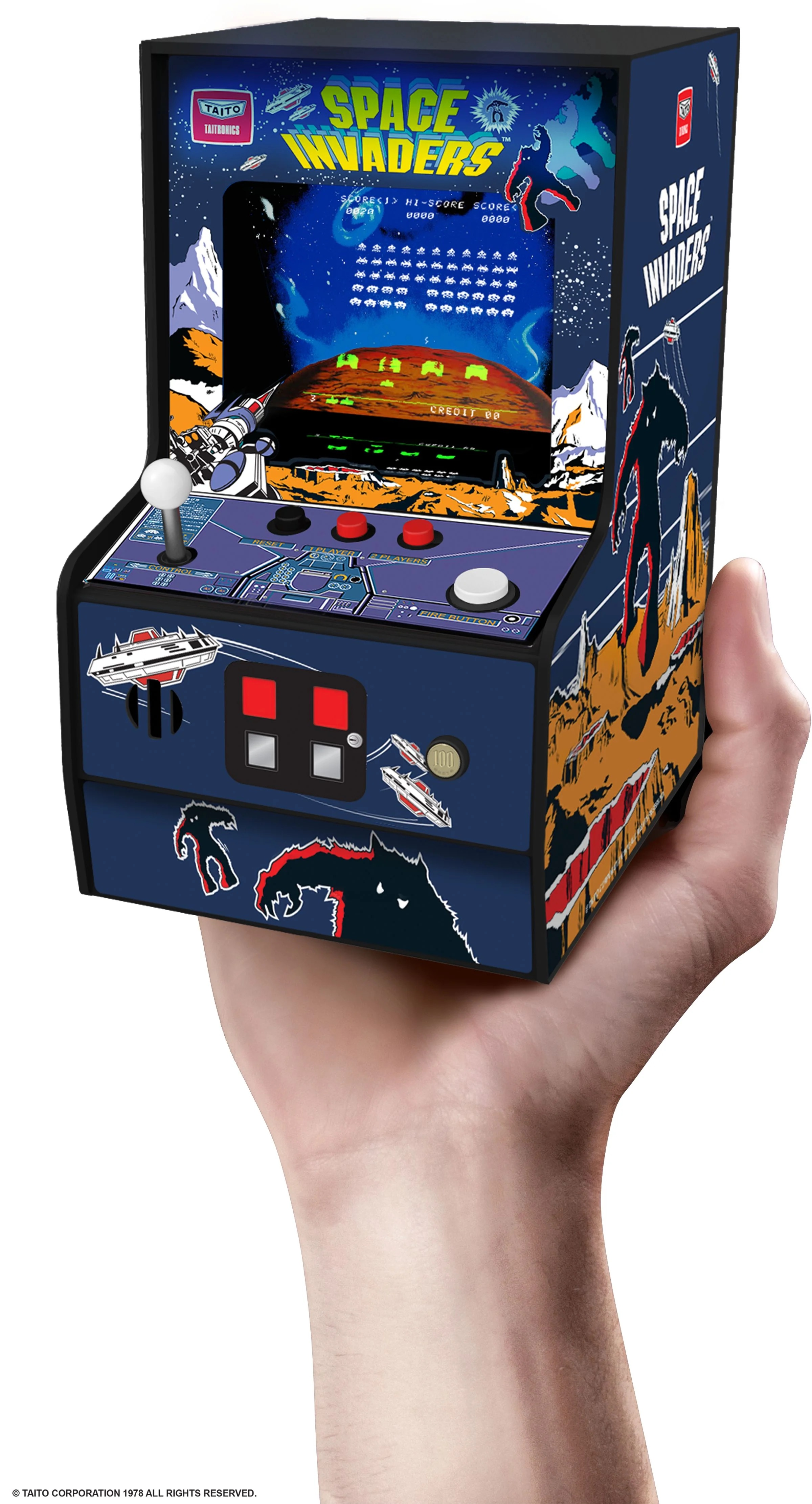 Mini-Arcade-Automat mit Space Invaders-Design, gehalten in einer Hand.