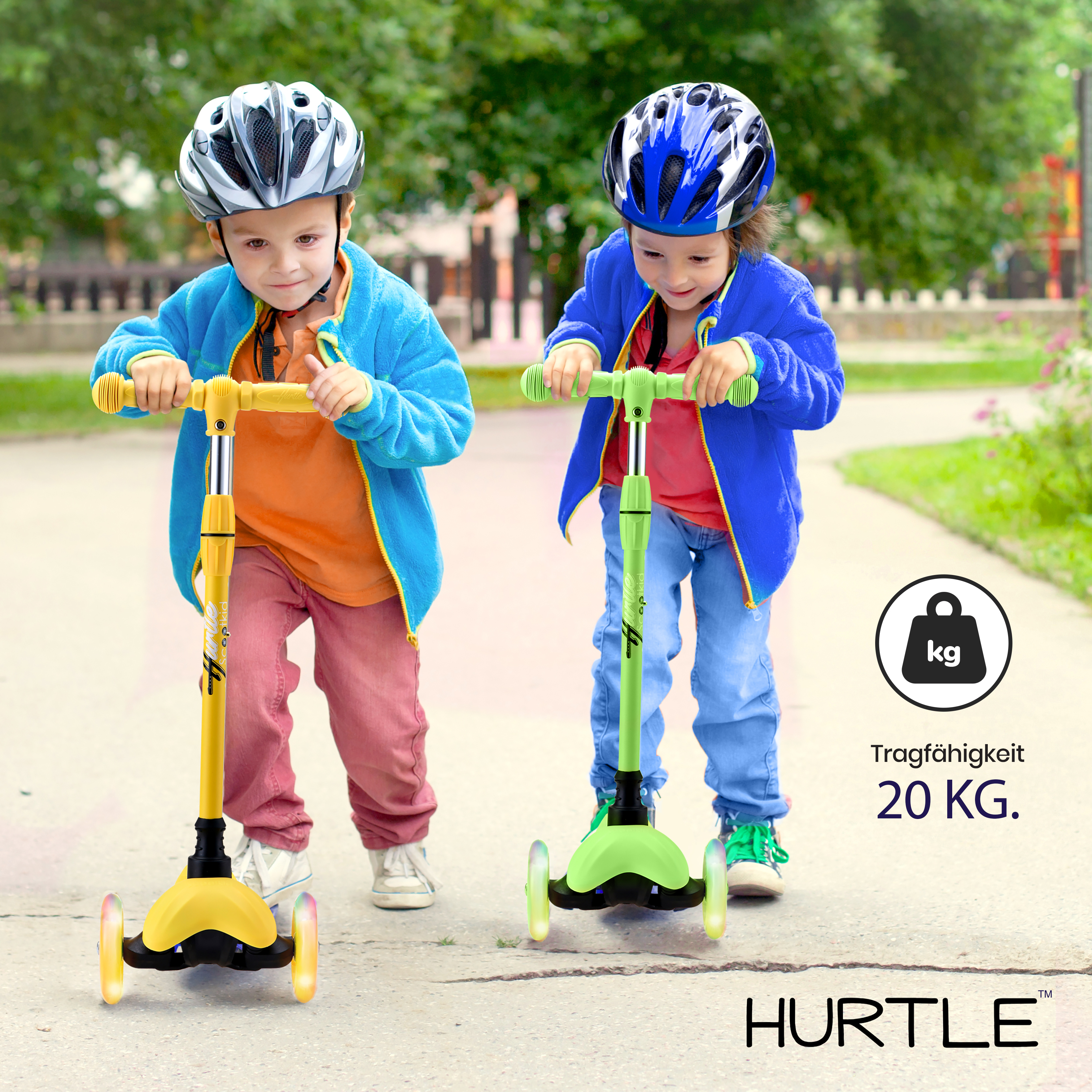 Zwei Kinder fahren Roller im Freien. Sie tragen Helme und bunte Jacken.