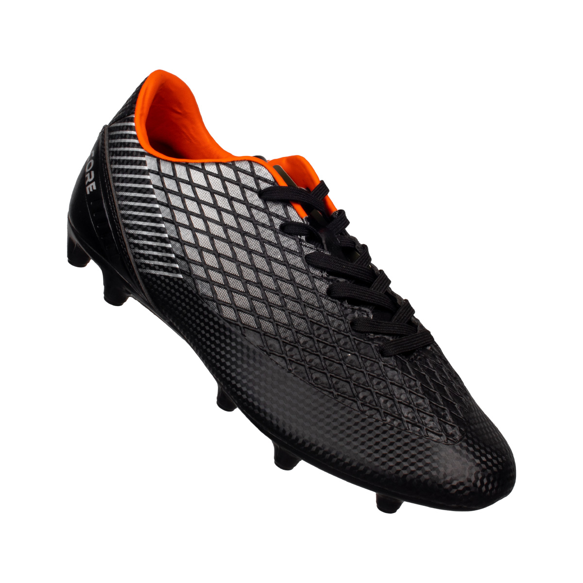 Schwarzer Fußballschuh mit orangefarbenem Innenfutter und Schnürsenkeln.