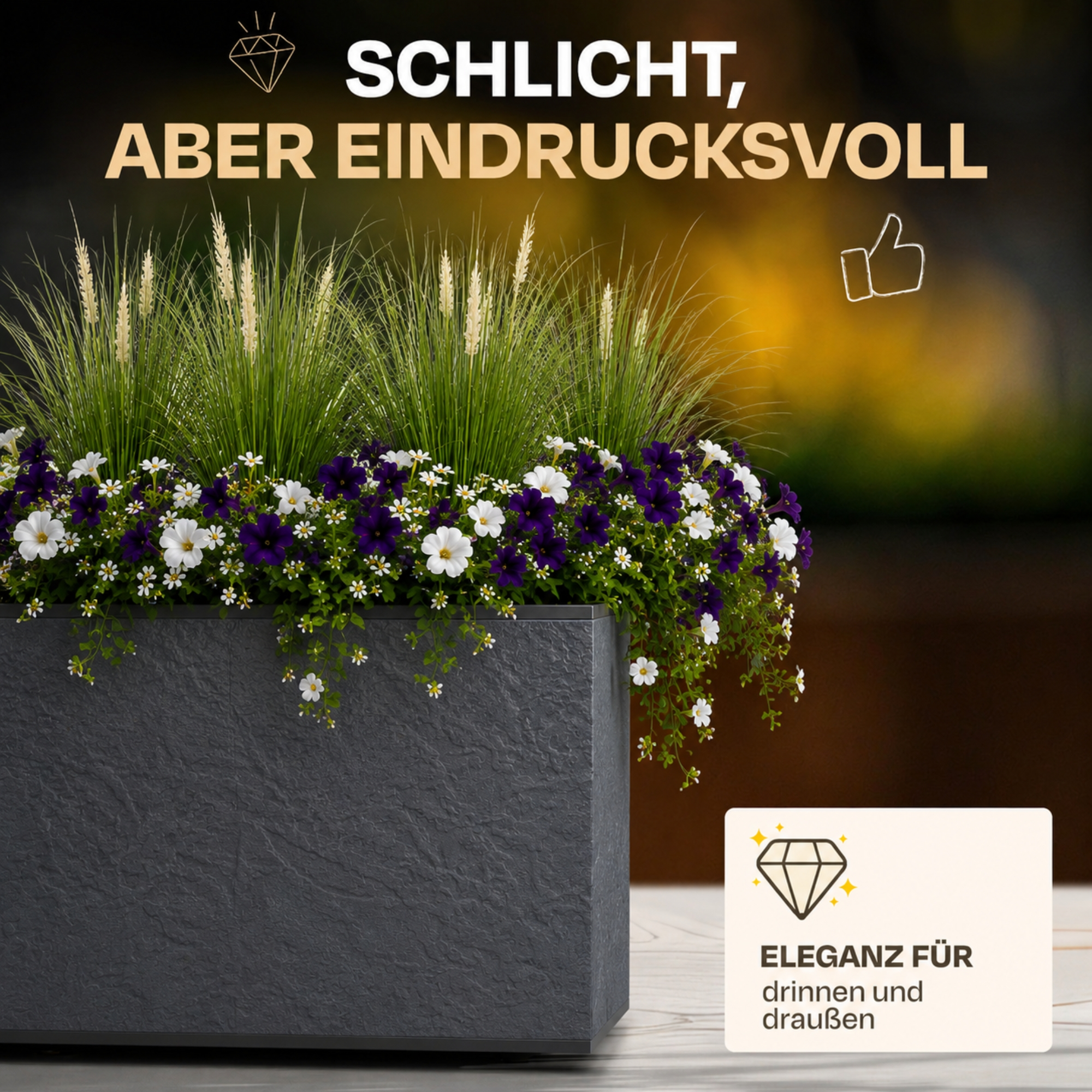 Grauer Steinpflanzkübel mit grünen Gräsern, lila und weißen Blumen.