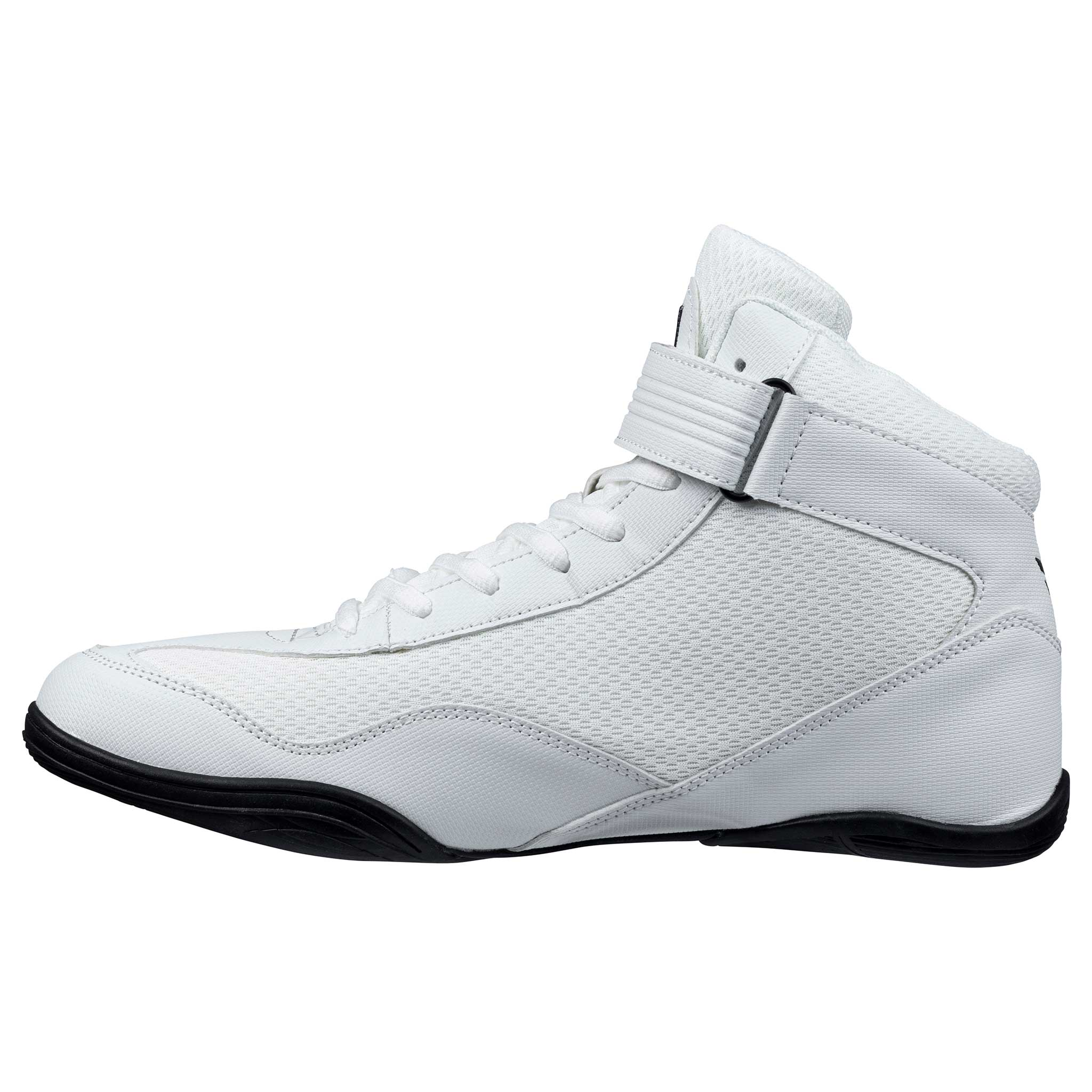 Ein weißer hoch geschnittener Kampfsportschuh mit schwarzer Sohle und Klettverschluss.
