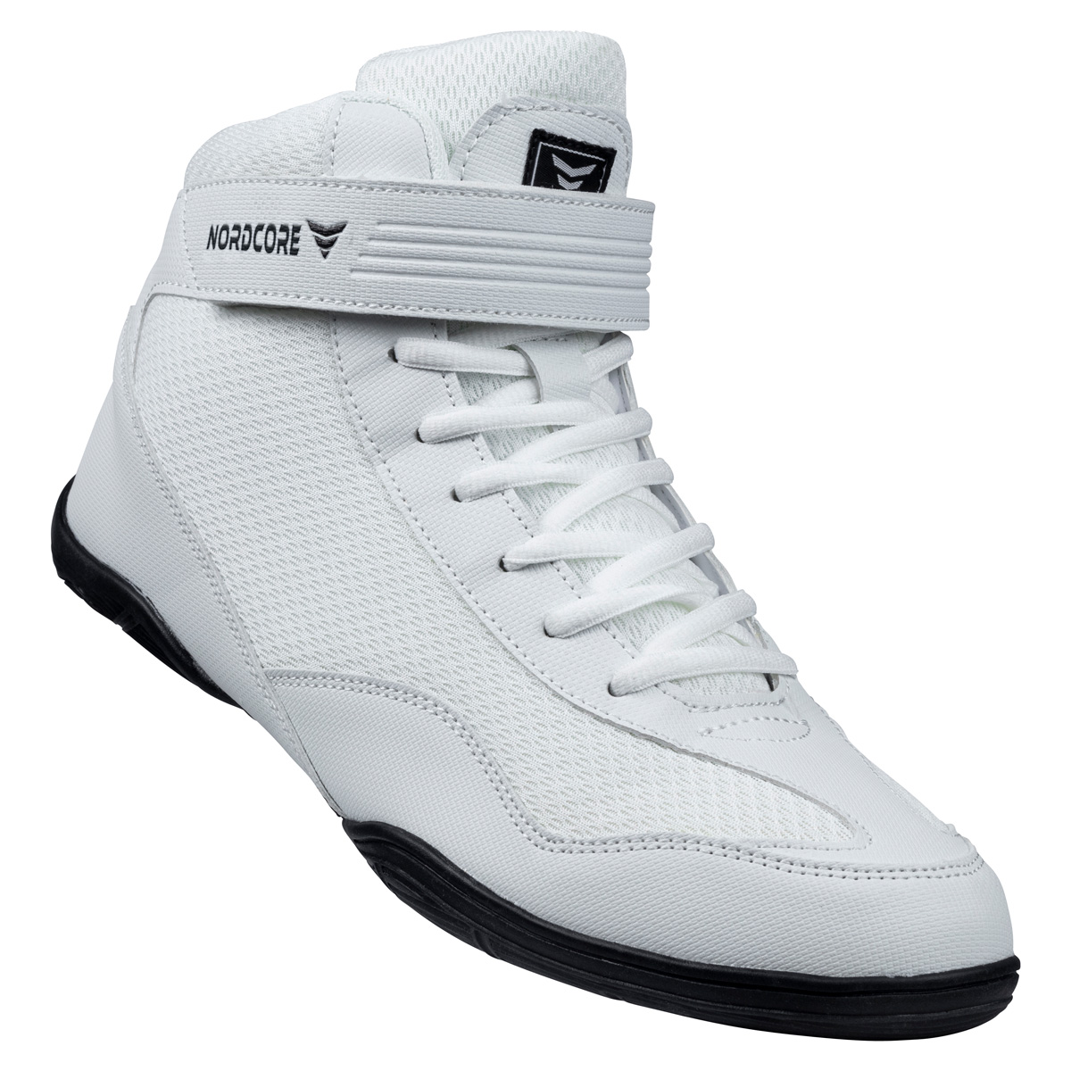 Ein weißer hochgeschnittener Kampfsportschuh mit schwarzen Sohlen.
