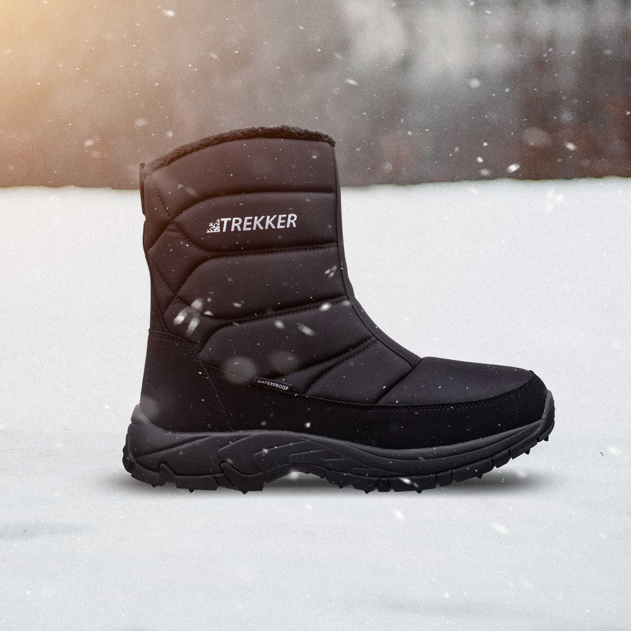 Schwarzer Winterstiefel mit "TREKKER"-Logo und "WATERPROOF"-Schriftzug im Schnee.