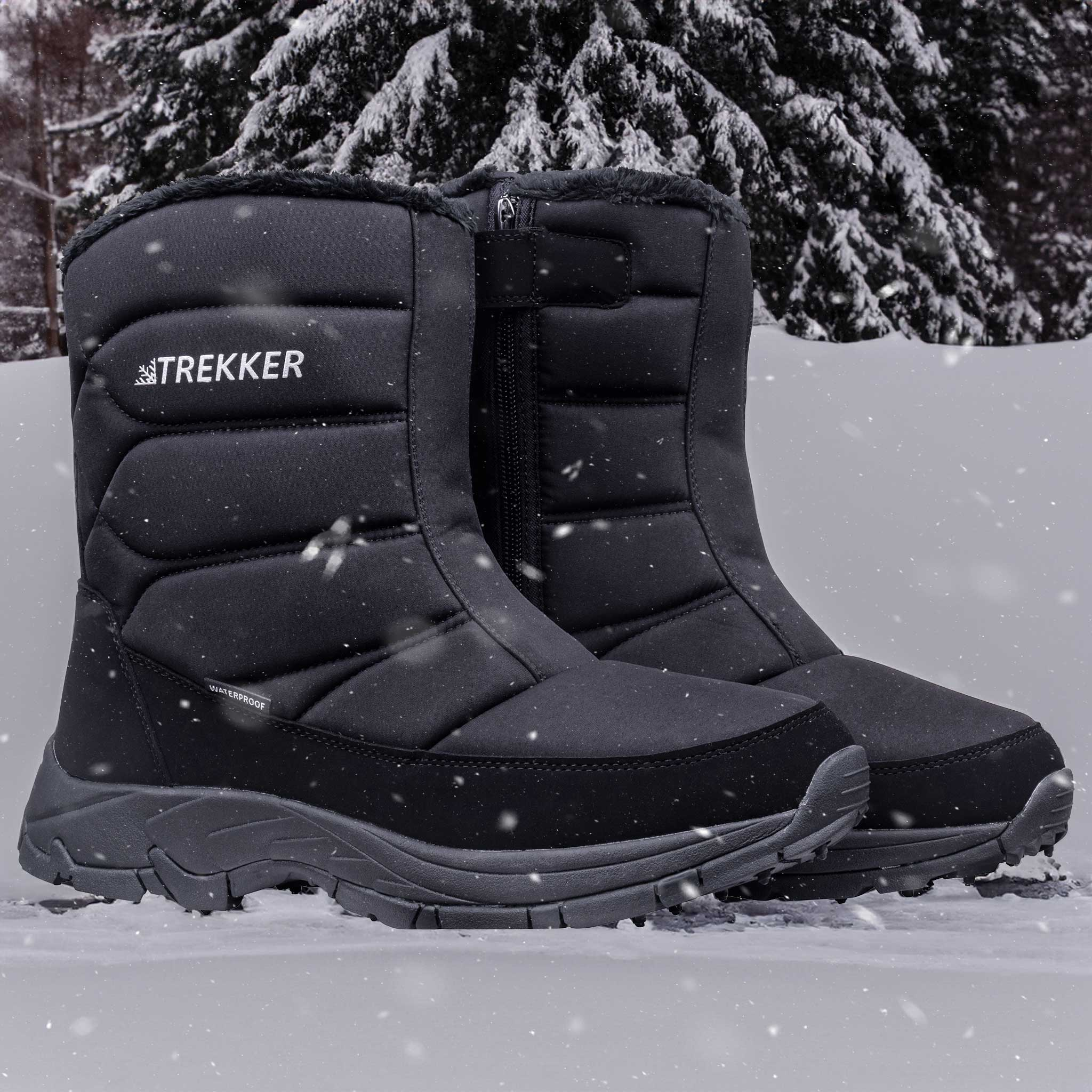 Schwarze, gepolsterte Winterstiefel mit Reißverschluss und Pelzbesatz auf Schnee.