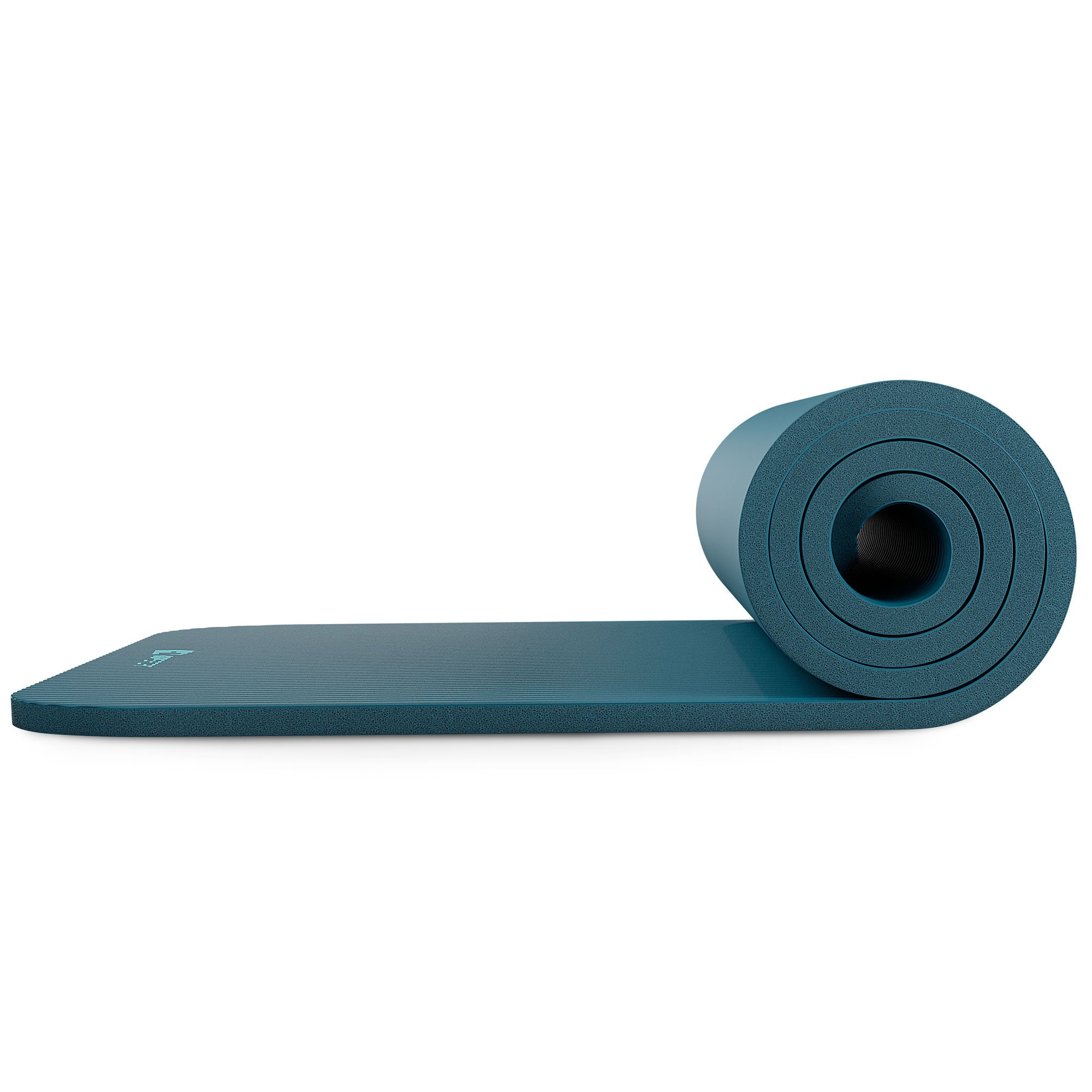 Eine aufgerollte dunkelblaue Yogamatte auf weißem Hintergrund.
