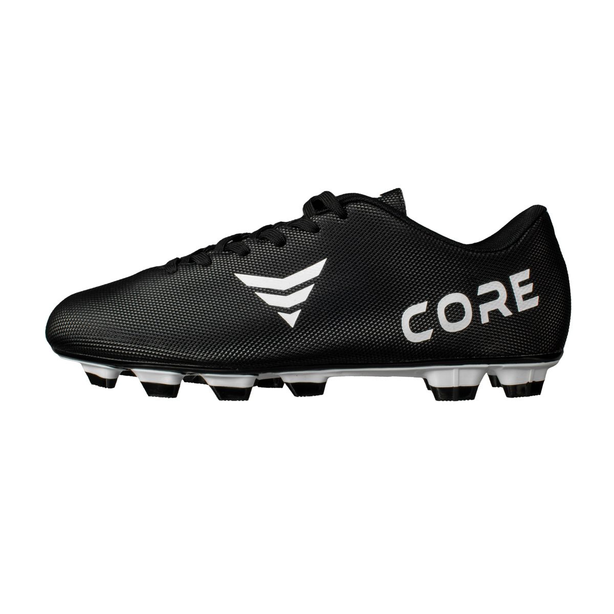 Schwarzer Fußballschuh mit weißem CORE-Logo und Schnürsenkeln auf Weiß.
