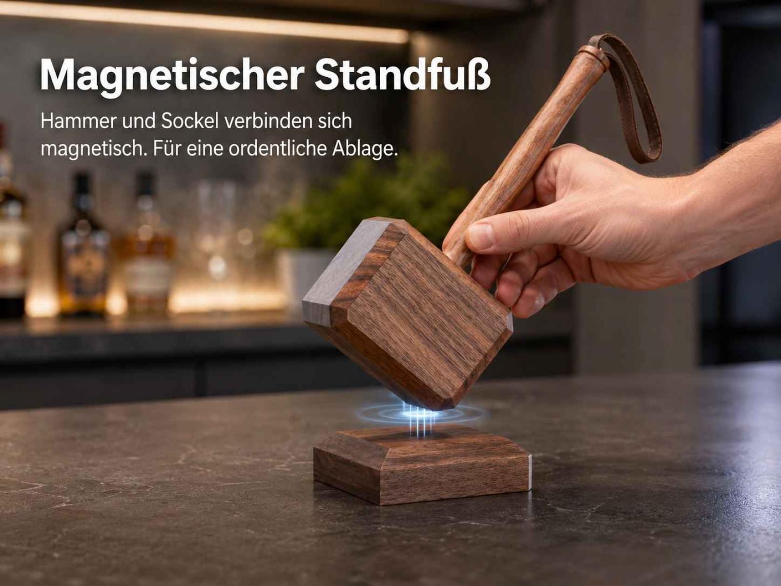 Holzhammer schwebt magnetisch über Holzsockel auf dunkler Arbeitsplatte.