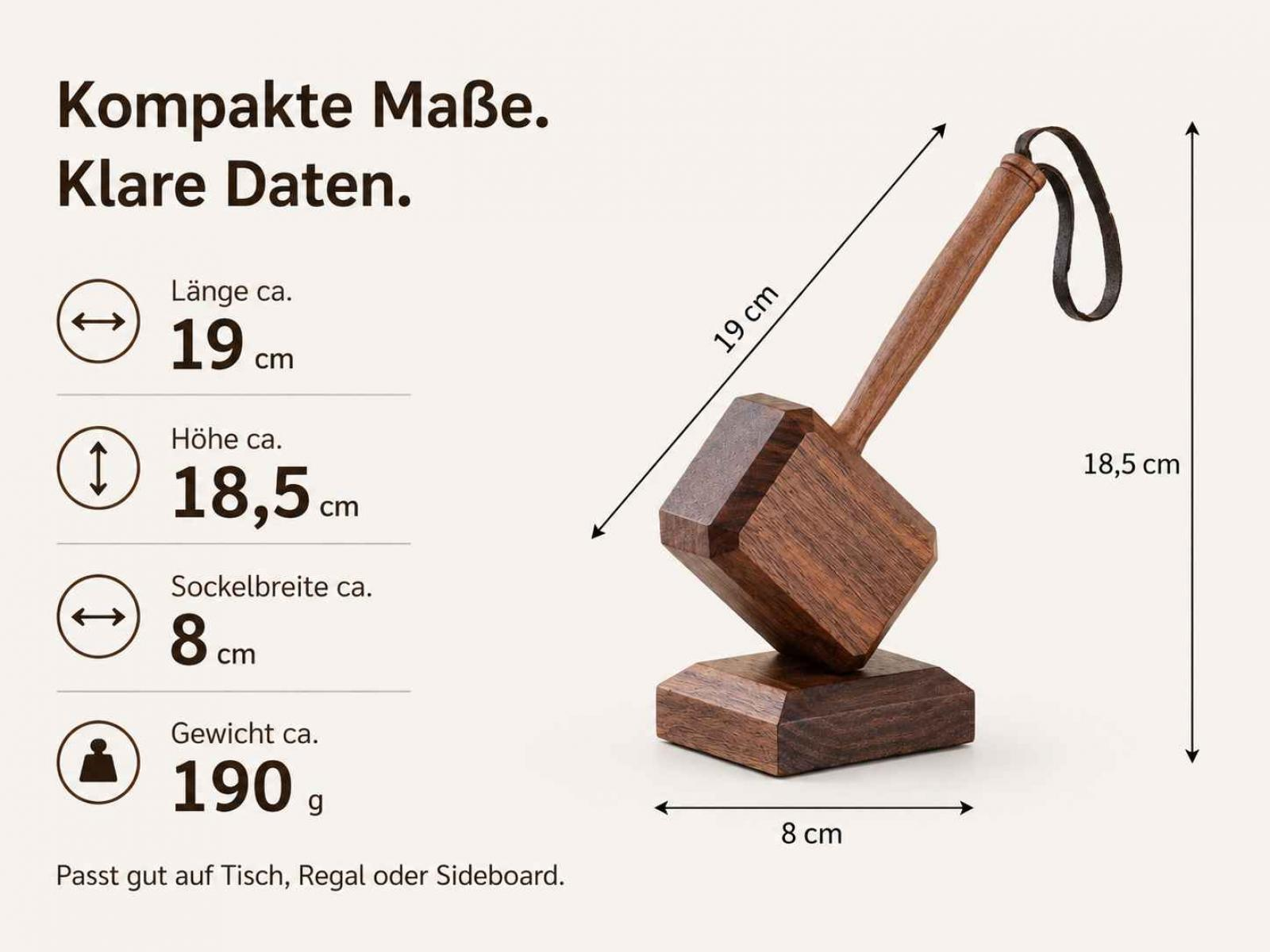 Ein hölzernes Objekt mit Maßen: 19cm Länge, 18.5cm Höhe, 8cm Sockelbreite, 190g Gewicht.
