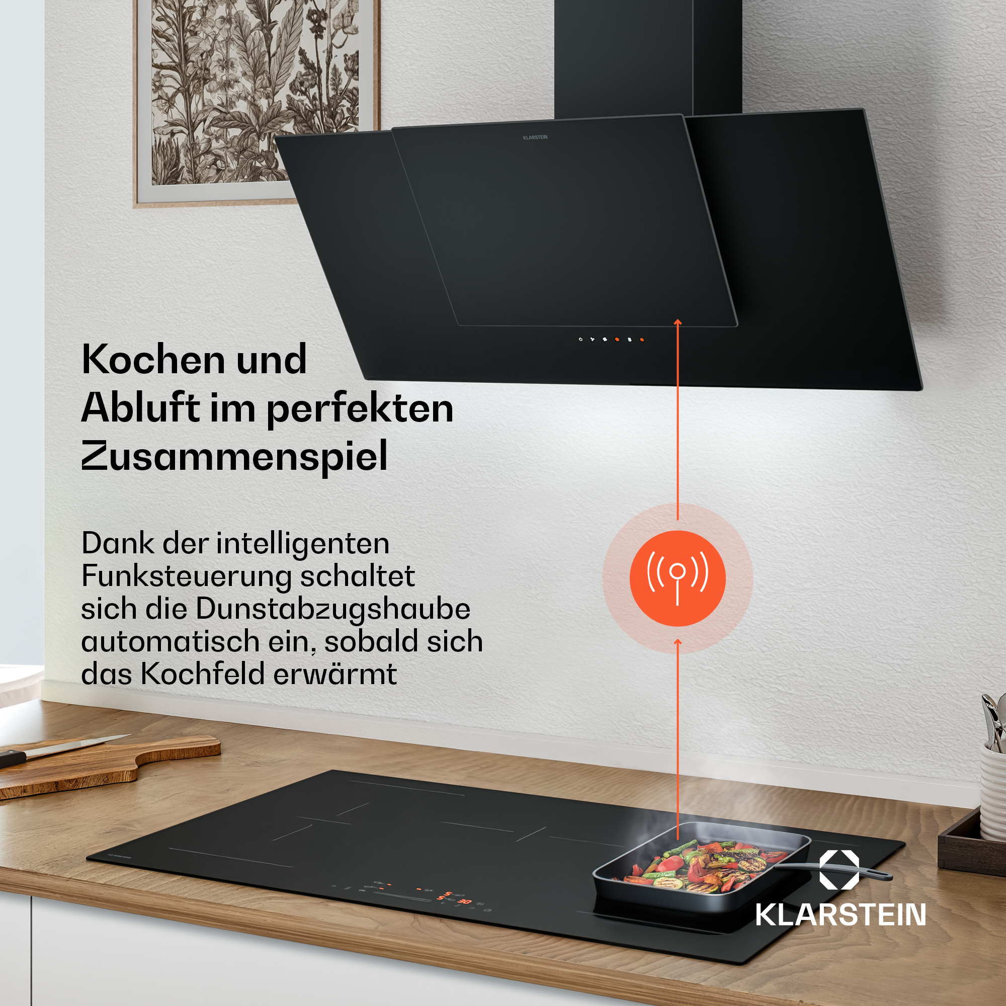 Schwarze Dunstabzugshaube über Induktionskochfeld mit Gemüsepfanne. Klare Stein Logo.