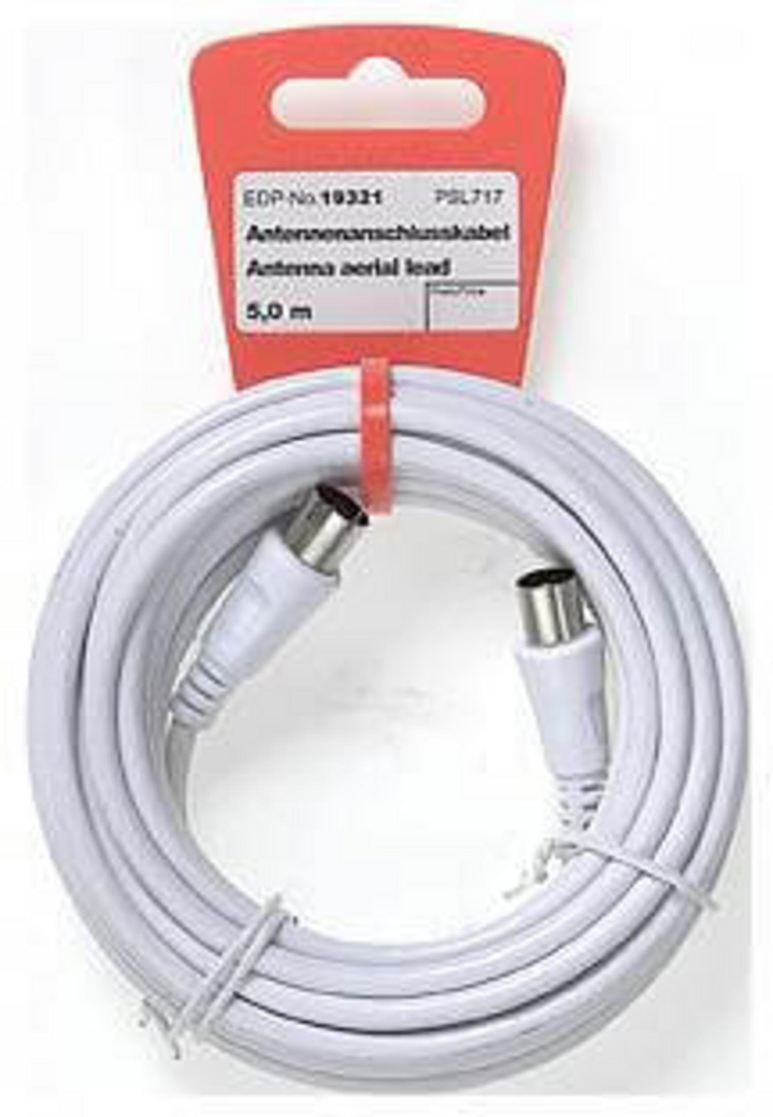 Un cavo d'antenna bianco da 5m con due connettori coassiali, su confezione rossa.