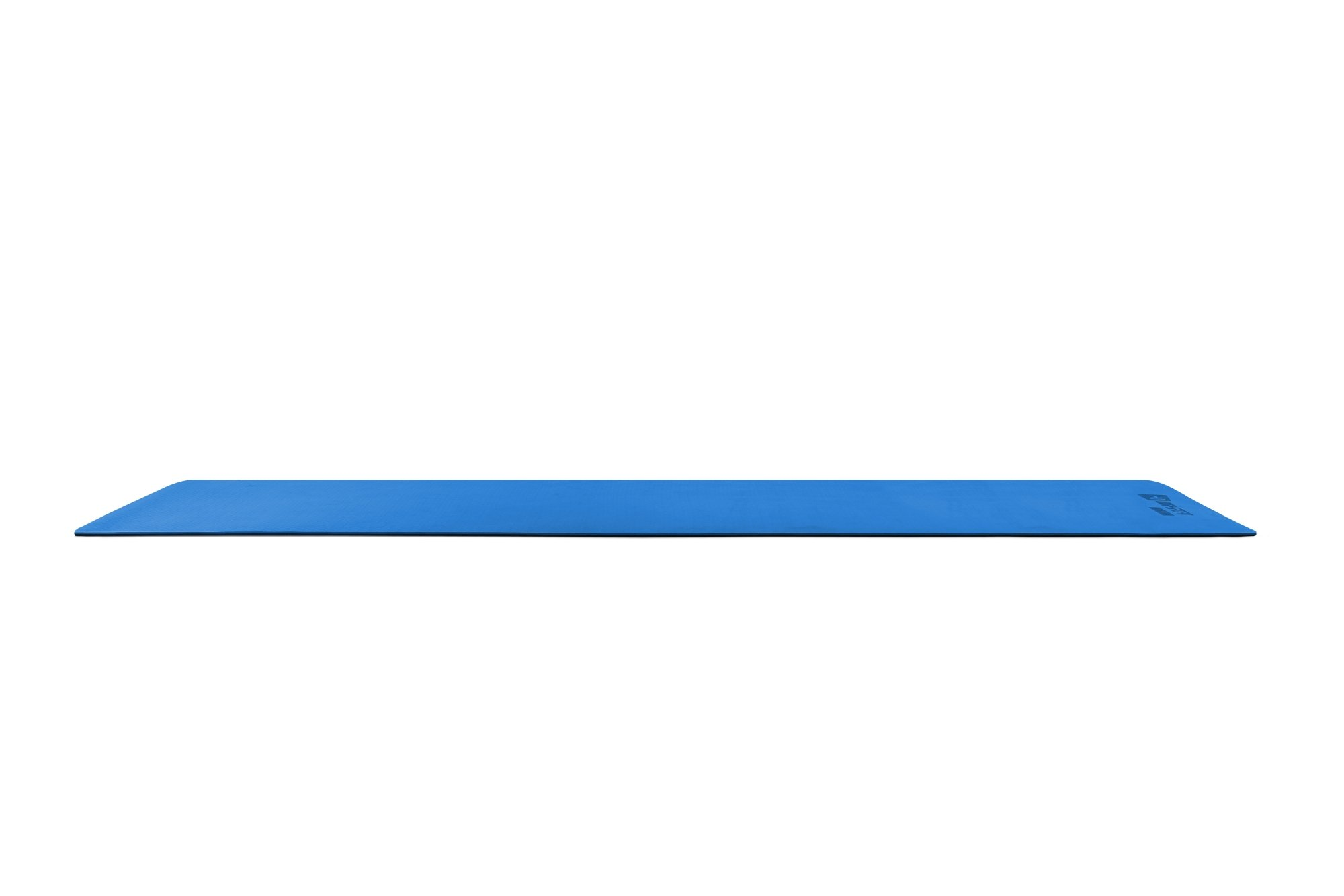 Eine blaue Yogamatte liegt auf einem weißen Hintergrund.