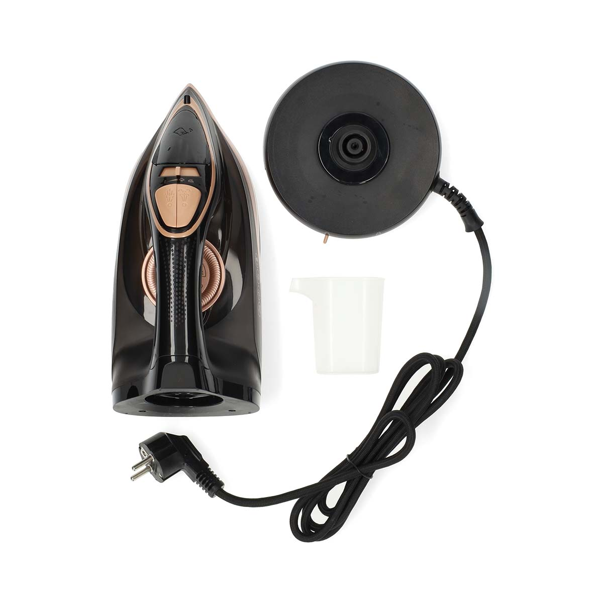 Ein schwarzes Bügeleisen mit kupferfarbenen Akzenten, Ladestation, Messbecher und Stecker.