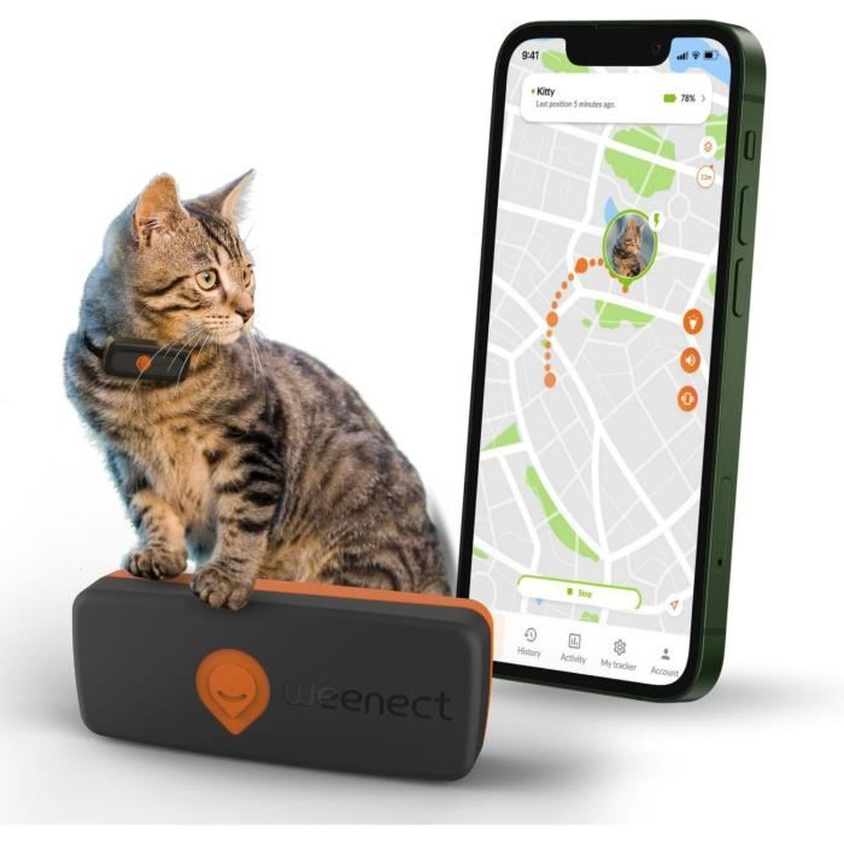 Un gatto con collare seduto su un localizzatore GPS accanto a uno smartphone.