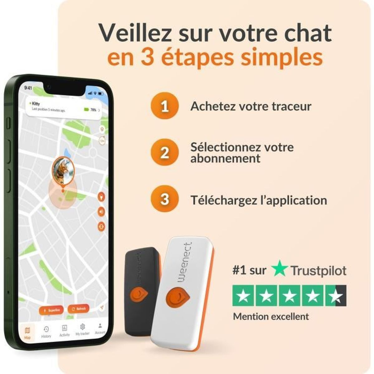 Uno smartphone mostra una mappa con icona di localizzatore per gatti. Due dispositivi localizzatori sono accanto.