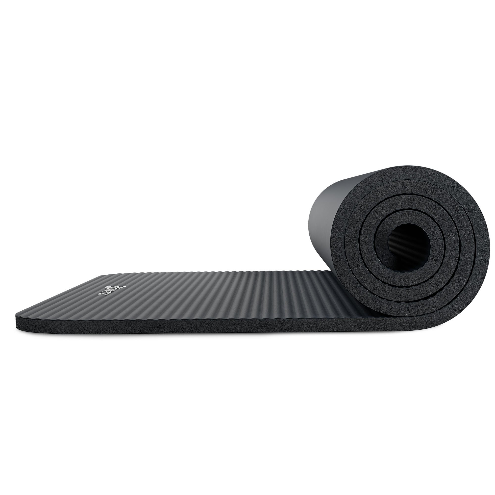 Schwarze Yogamatte mit Rillen, halb aufgerollt, auf weißem Hintergrund.