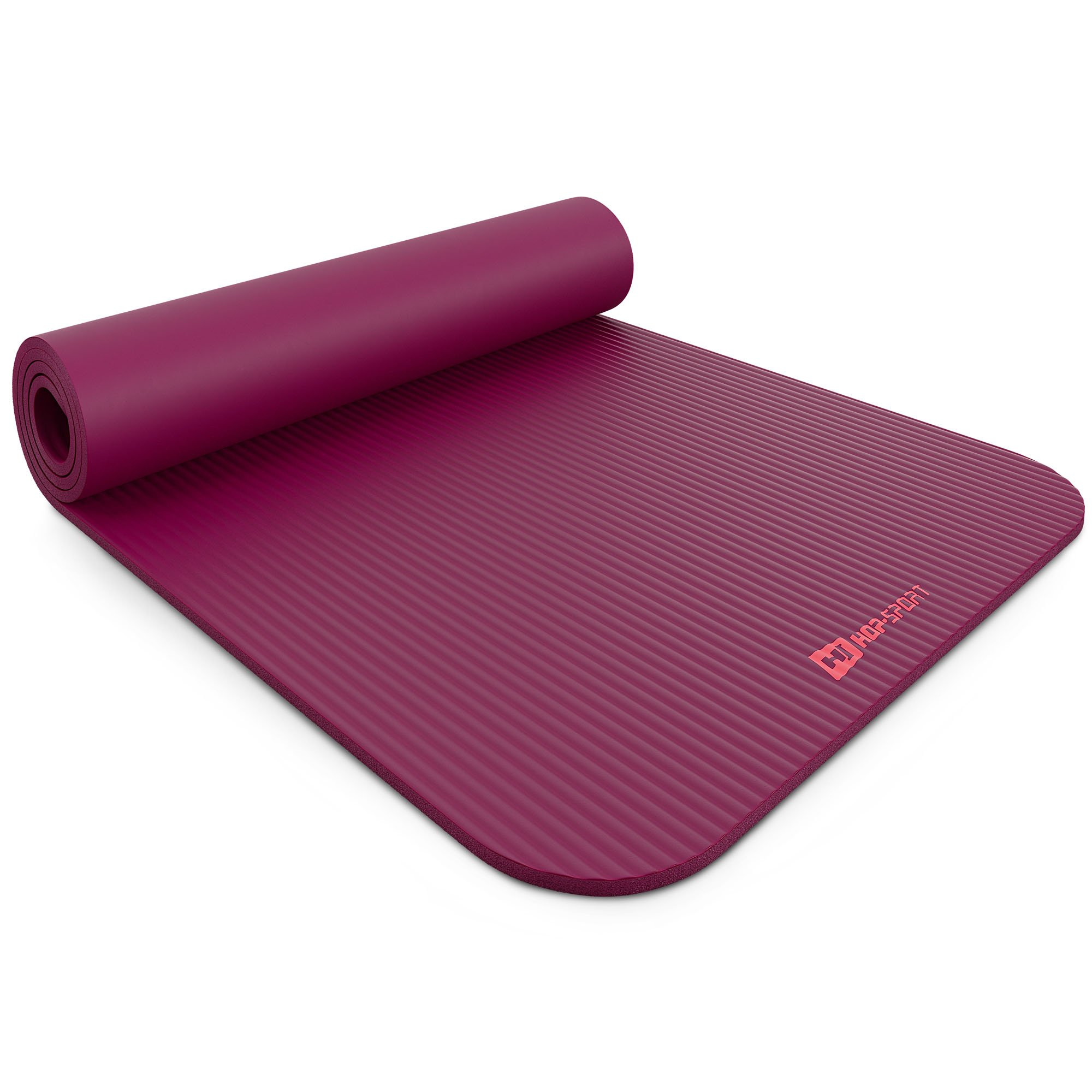 Eine gerollte, dunkelrote Yogamatte mit Rillen und Logo auf weißem Hintergrund.