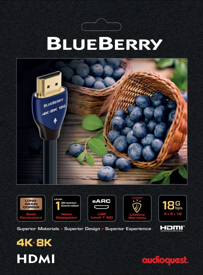 Altın konektörlü Blueberry HDMI kablosu, yaban mersini sepetlerinin yanında.