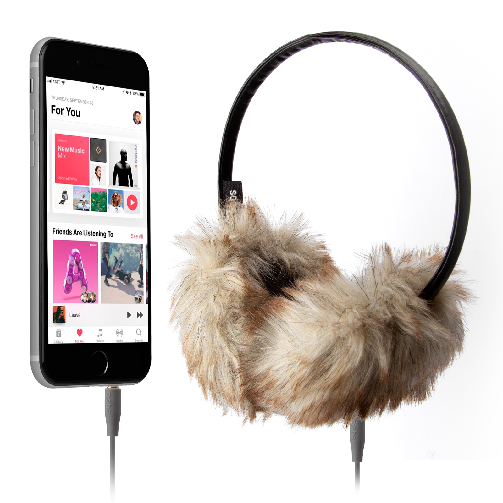 Uno smartphone mostra playlist musicali accanto a paraorecchie in pelliccia con cavo.
