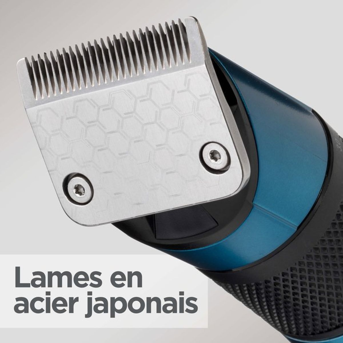 Nahaufnahme einer blauen Haarschneidemaschine mit silbernen Klingen und einem Wabenmuster.