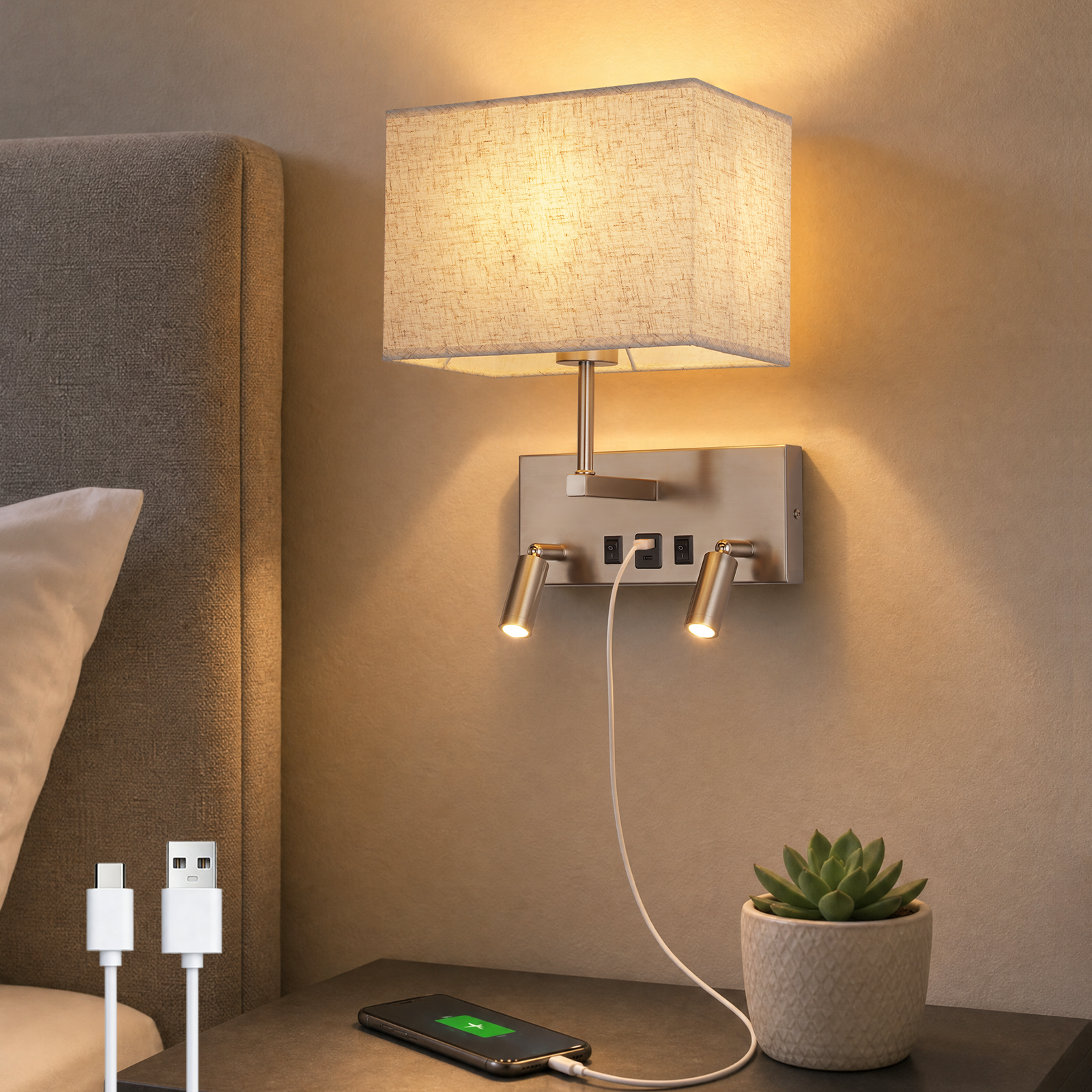 Nachttischlampe mit Ladefunktion, Handy lädt, neben Topfpflanze.