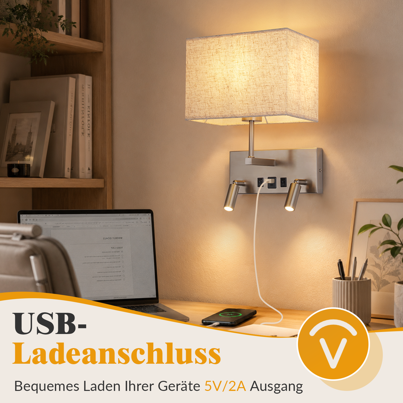 Ein Nachttisch mit Lampe, Laptop, Handy und Büchern. USB-Anschluss.