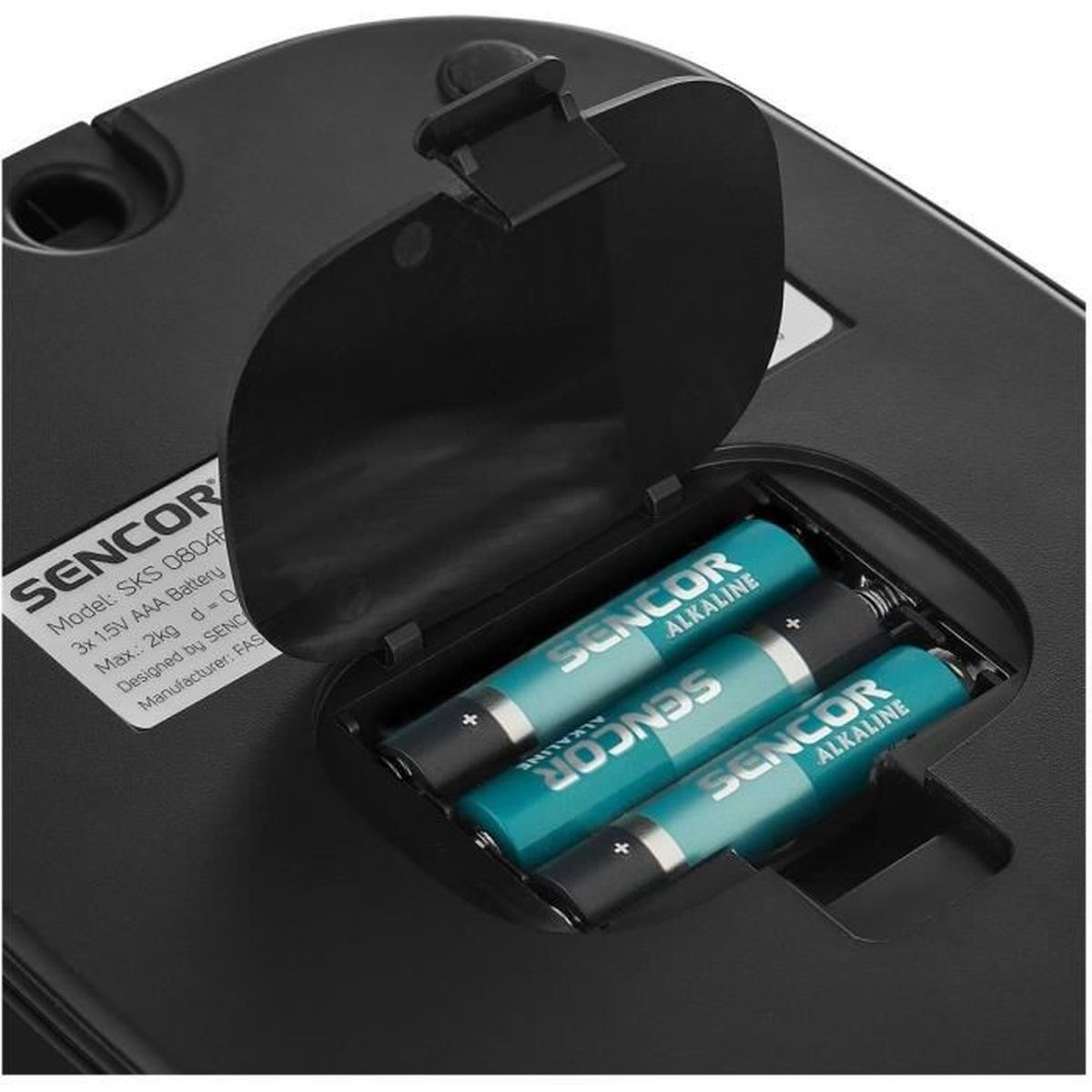 Drei SENCOR AAA-Batterien in einem schwarzen Batteriefach.