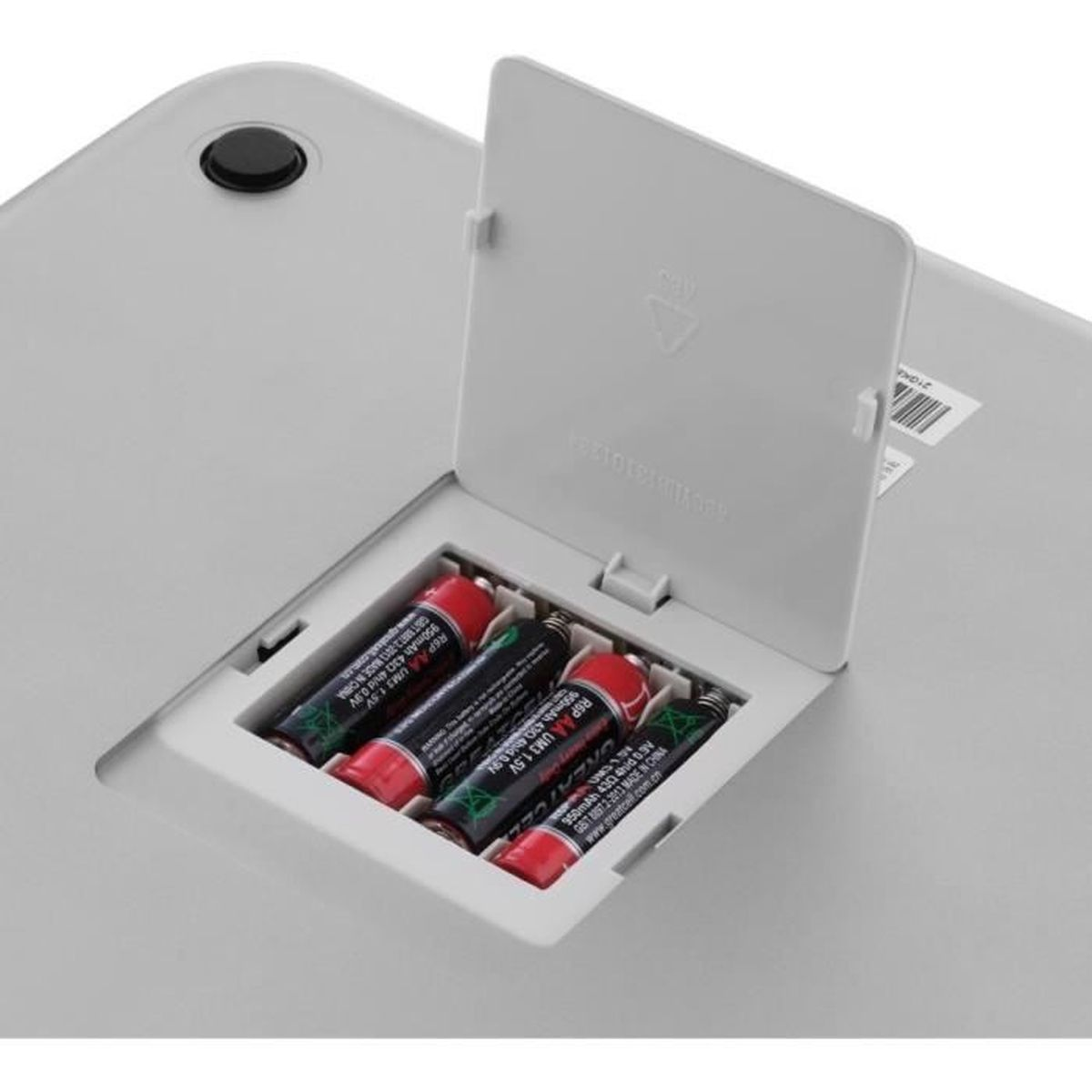 Vier AA-Batterien mit roter und schwarzer Hülle sind in einem weißen Fach mit geöffnetem Deckel zu sehen.