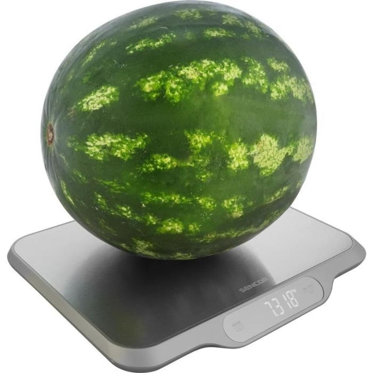 Eine Wassermelone mit Streifen liegt auf einer digitalen Küchenwaage.