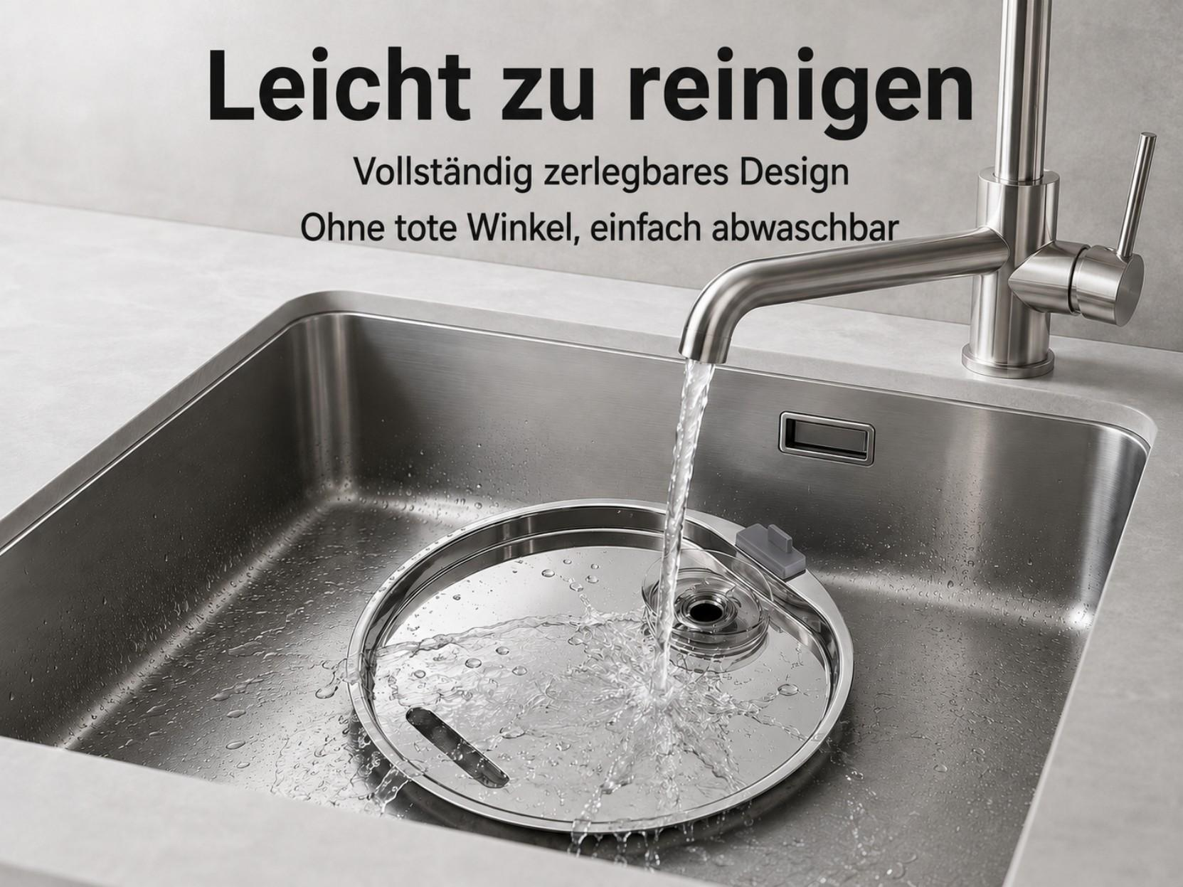 Wasser fließt in eine Spüle aus Edelstahl über einen runden Einsatz.